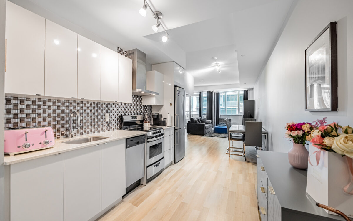 JUSTED LISTED! Extra-Large One Bed Suite at 51 East Liberty