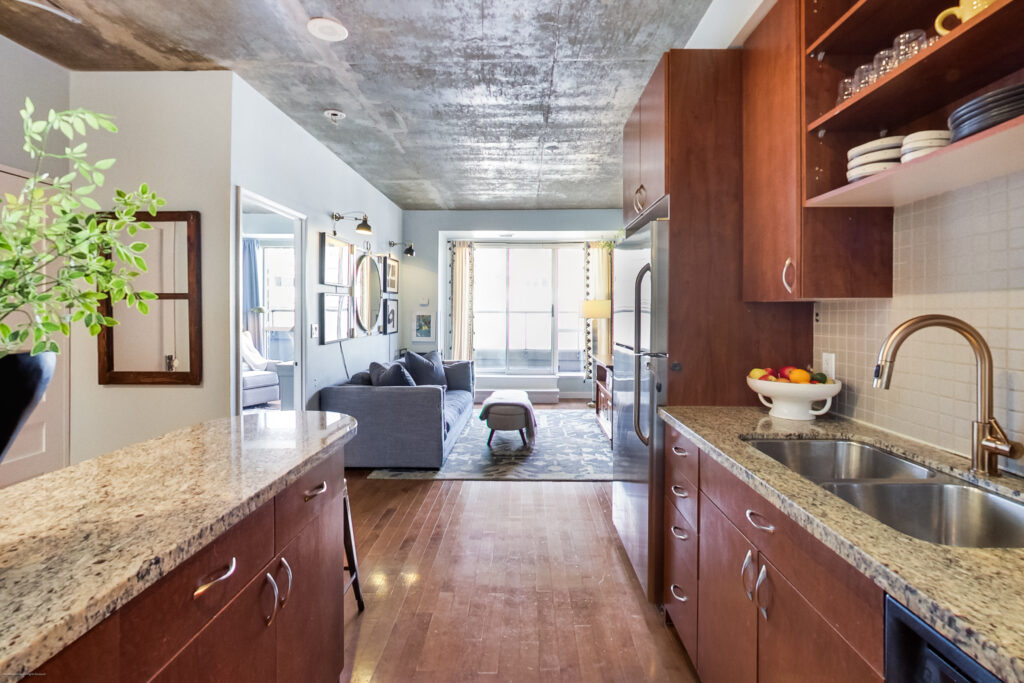 King West Living at Its Best: Stylish 2-Bedroom Condo at 1005 King St W